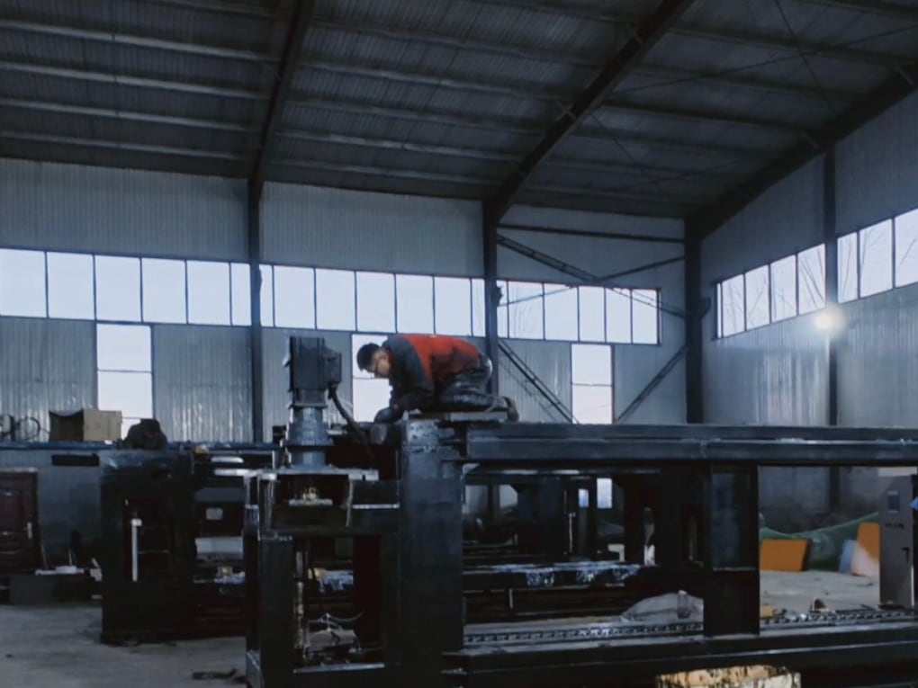 Steel machine frames being fabricated in the Shangxian workshop